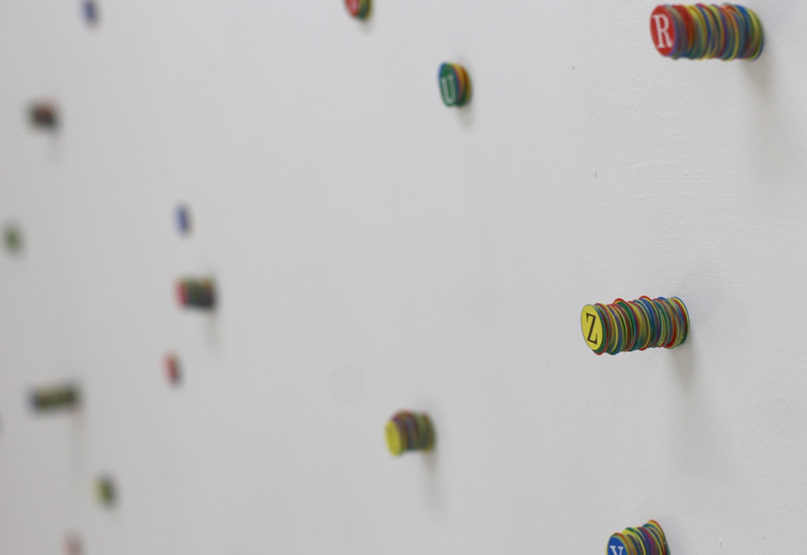 노수인, 알파벳 스티커 기둥_스티커_가변 설치_2017