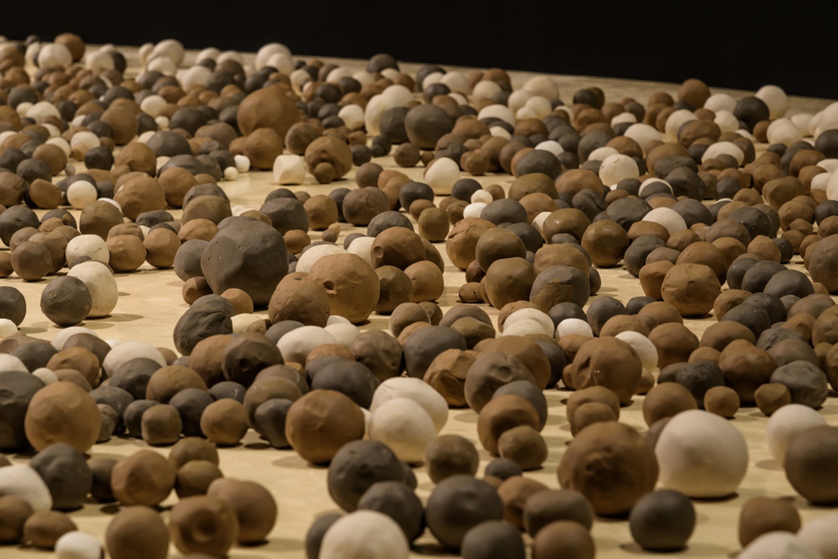 마음의 기하학, 2016, 관객 참여 퍼포먼스와 설치, 19m 타원형 테이블, 16 채널 사운드 퍼포먼스 ‘구의 궤적’, 15분 31초.