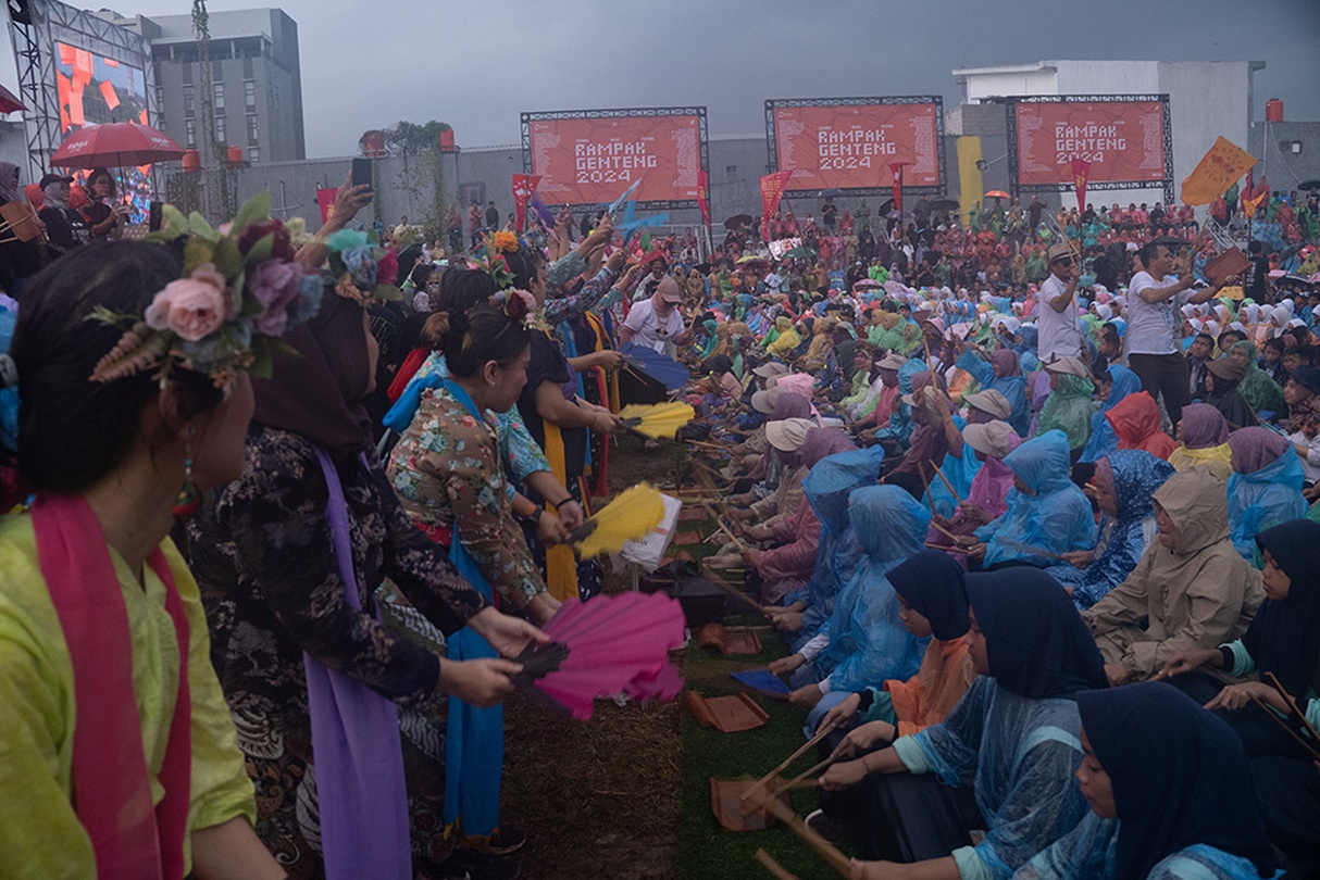 Jatiwangi art Factory (JaF), 〈람팍 겐텡〉(Rampak Genteng), 2024, 단채널 비디오, 컬 러, 사운드, 32분 34초.