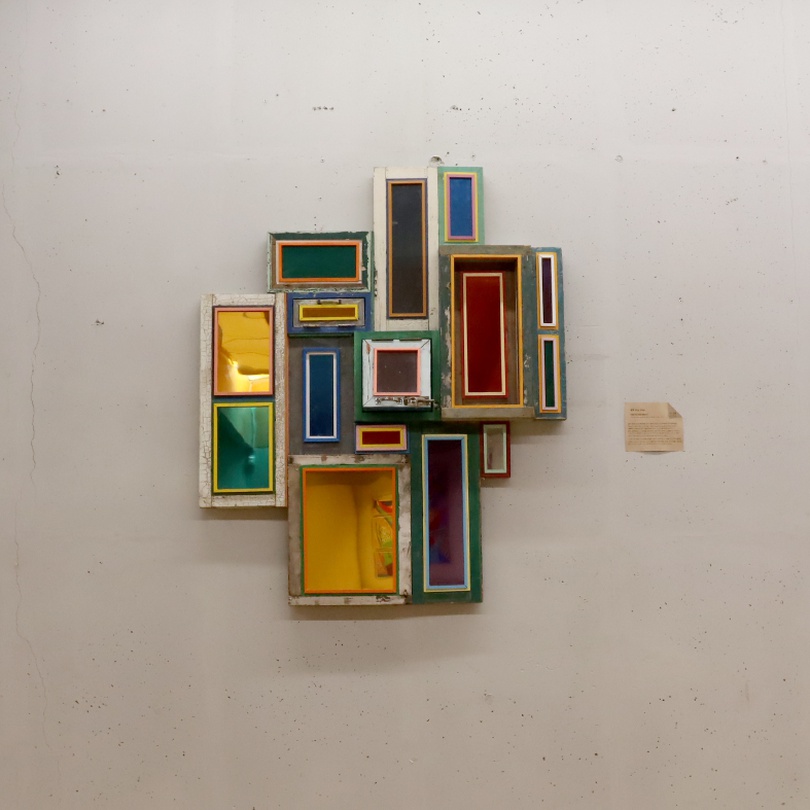 송동, 무용지용(无用之用) #14, old wooden windows, mirror panel, glass, 2017