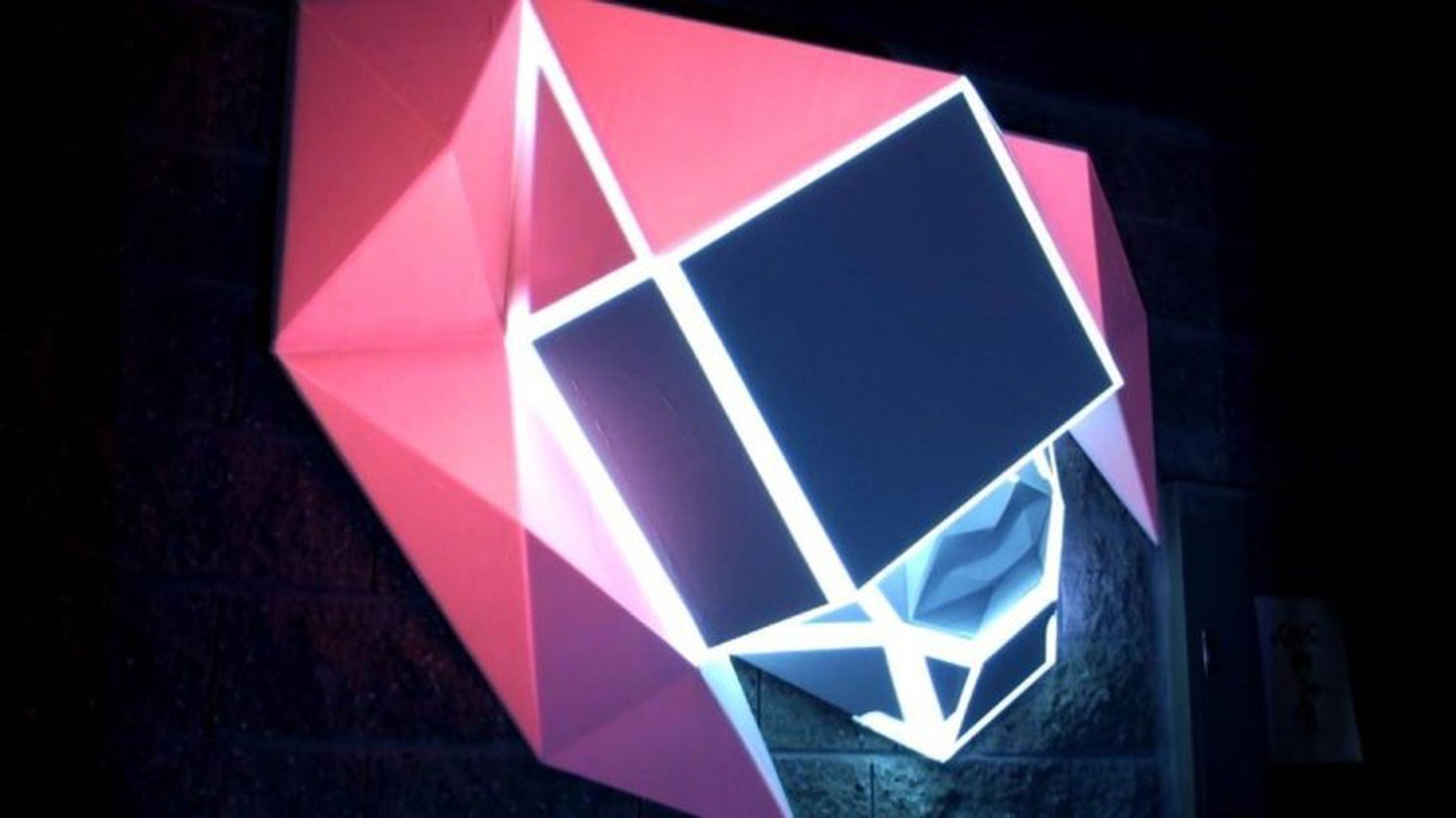 신창우, 소녀 색을 입다 150 x 150 x 50cm 목재조각, 영상 2016