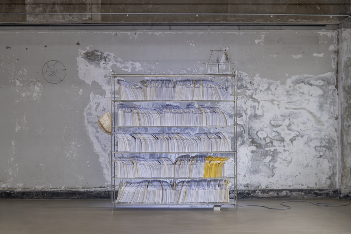 편지-인생작업_스테인리스 스틸 각봉, 유리, LED 램프 장치, <편지> 만장(실크, 면아사, 트레싱지), 스테인리스 스틸 선, 종이, 실_201x39x214cm, 가변설치_2007-2020 ⓒThe Artist. All rights reserved.