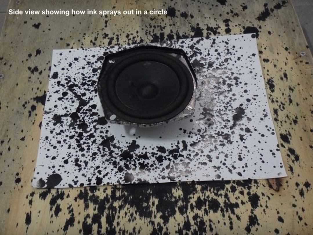 사이먼 웨덤 Simon WHETHAM, '액션의 흔적', 스피커, 사운드, 종이 위에 먹물, 가변 크기, 2017