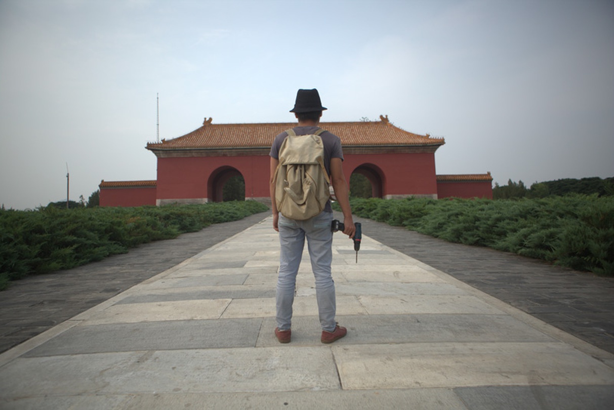 쥐 안치 JU Anqi, Drill Man, 2016, single-channel HD video, 35 minutes (still image)