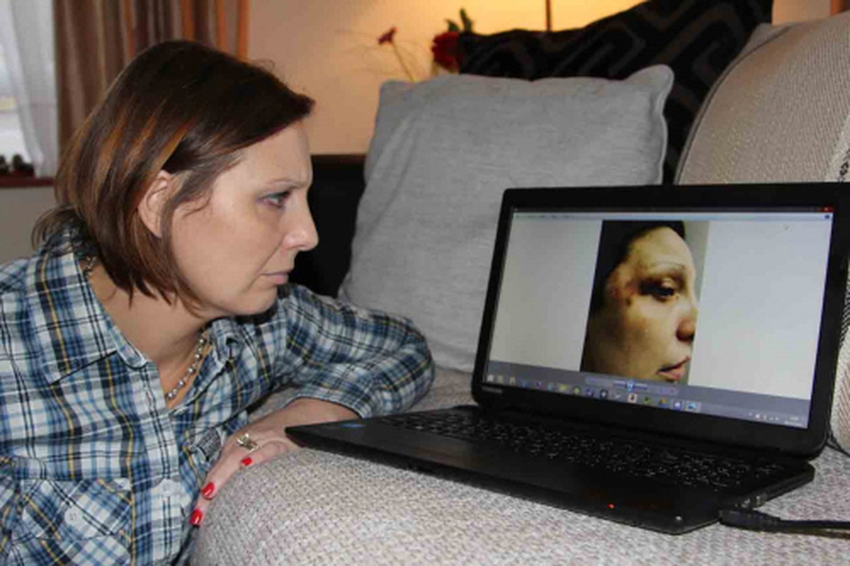 닫힌 문 뒤에는  Behind closed doors, 안나 홀, 2016, 60'