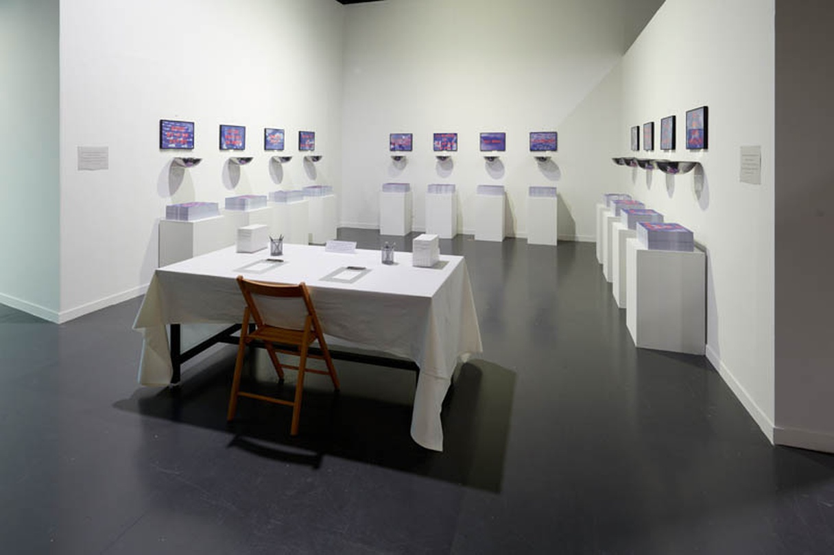 윤동천 Yoon Dongchun  ‹그림-문자-공공› 인쇄물 12종(각각 42x29cm), 설문지, 스텐용기, 연필, 테이블, 탁자보 가변크기 *윤동천 개인전 《힘》(일민미술관, 1998) 설치전경 *2016년 재제작