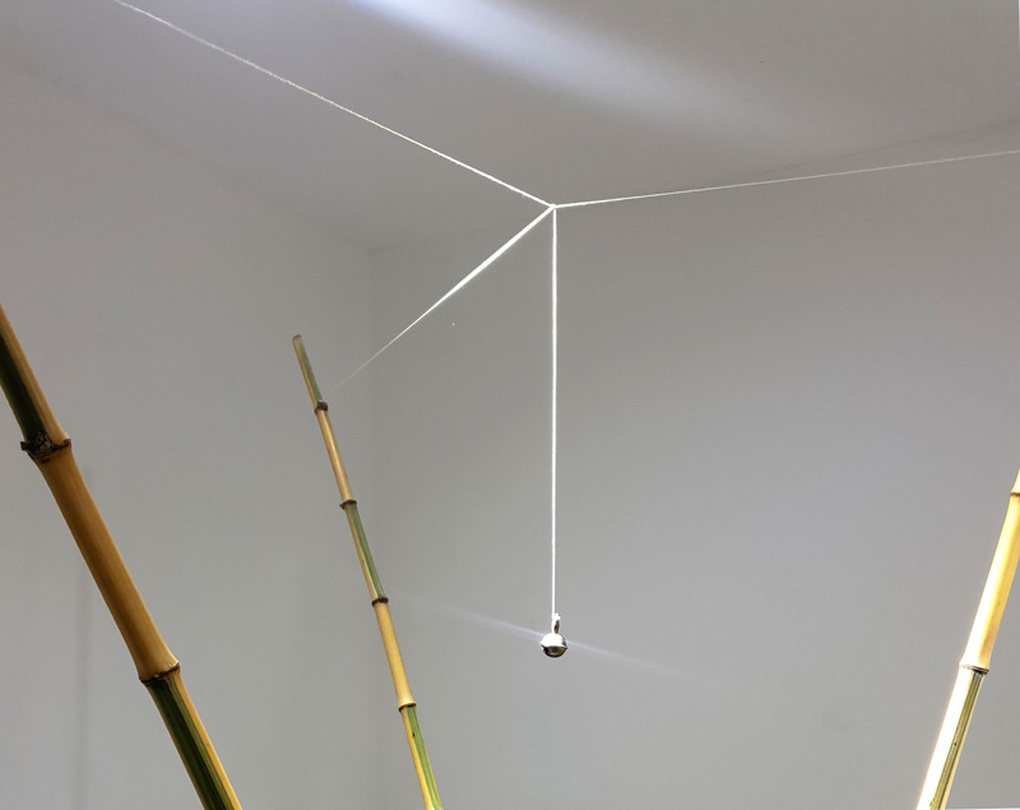 박가연_ 뱀을 낚는 시간(detail)_ 대나무, 면사, 명반_ 100×100×210cm_2019