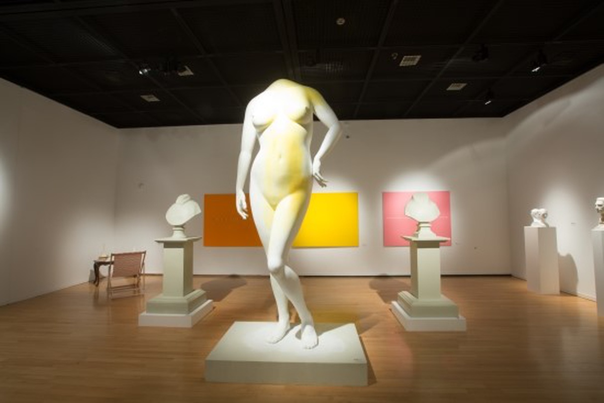 권현조 KWON Hyunjo, 여자의 전신 조각, 180×120×310cm, 합성수지, 2015