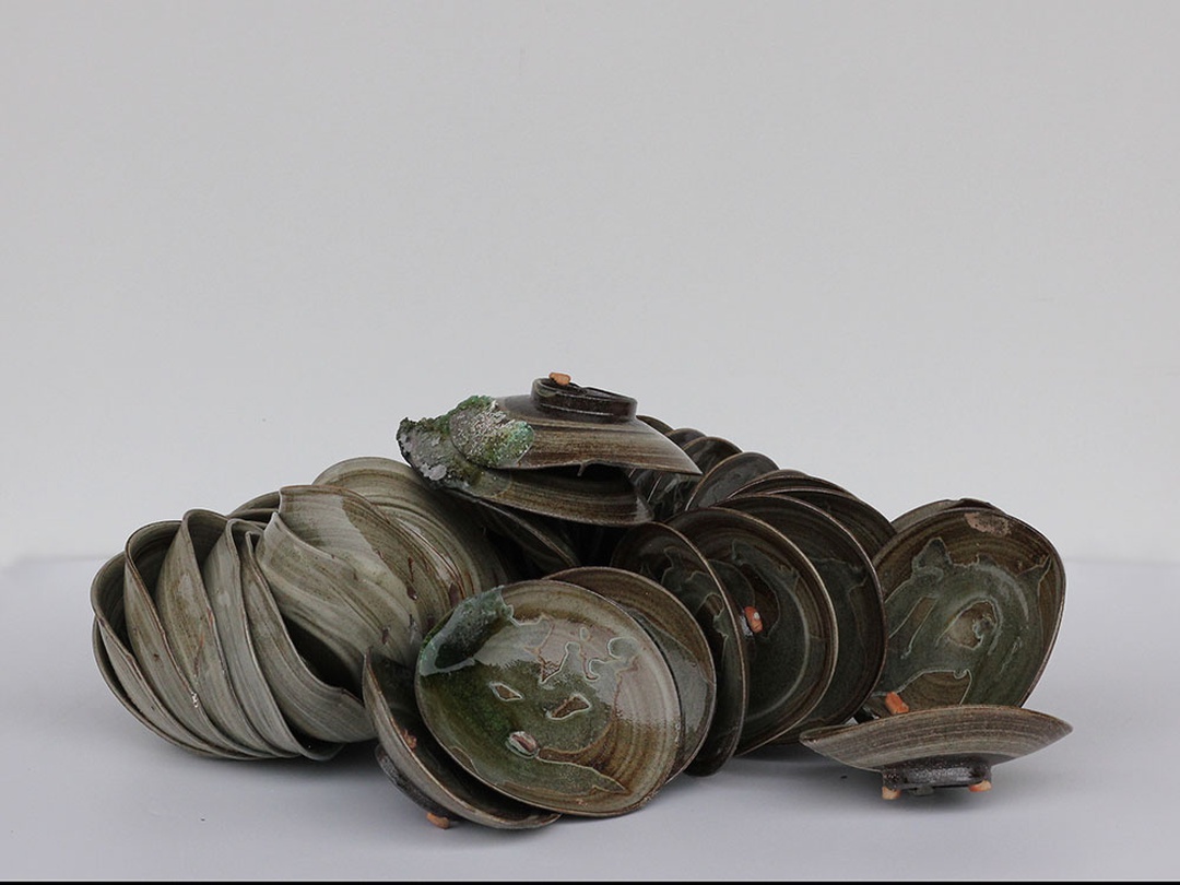 윤준호,흙(뭉치다) NO.02,도자,설치, 2023