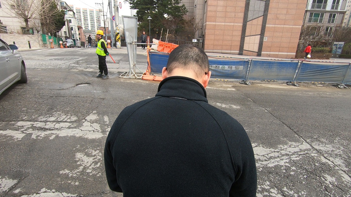 이원호, 적절할 때까지 I, 2019, 5채널 영상, 양면스크린, 아크릴, 나무, 60min