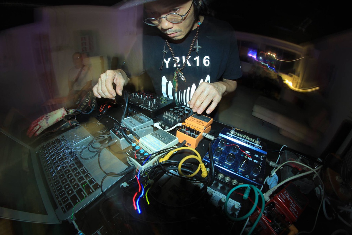 Kai Lam, during the performance, Sound performance, 2016