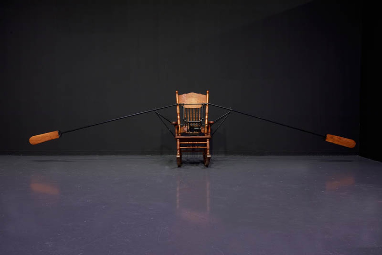 안수진 Ahn Soo-jin  ‹그때› 흔들의자, 모터, 노 600x130x150cm 1994