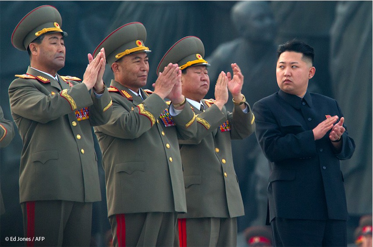 2012년 4월 13일 평양  북한의 김정은 국방위원장과 군 간부들이 김일성과 김정일의 조각상 제막식에 참석해 박수를 치고 있다.