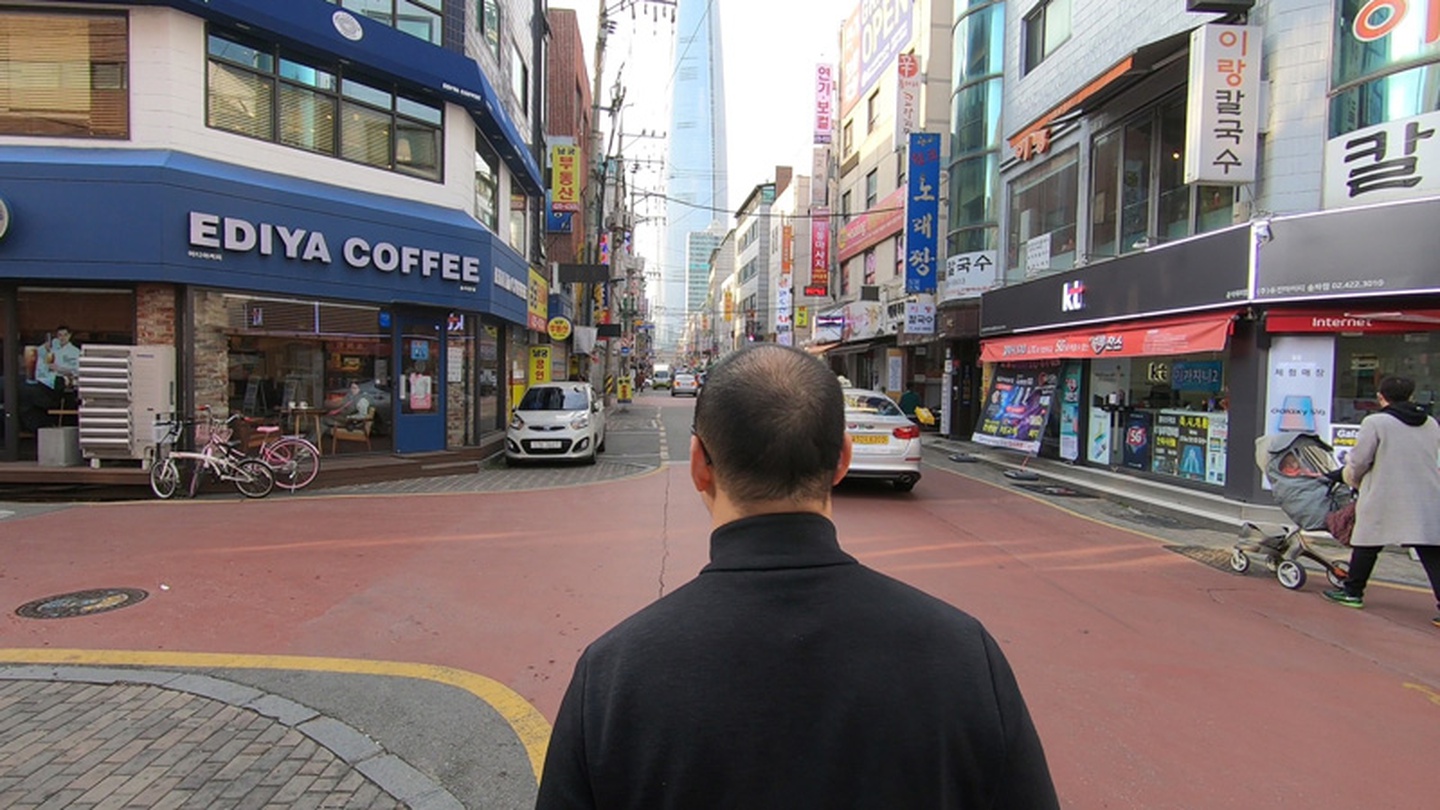 이원호, 적절할 때까지 I, 2019, 5채널 영상, 양면스크린, 아크릴, 나무, 60min