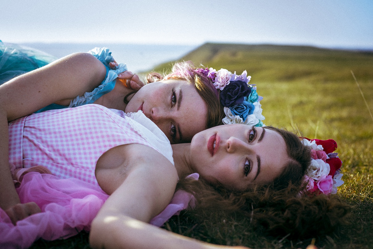 소피 벨 Young Sophie Bell, 아만다 아돌프손