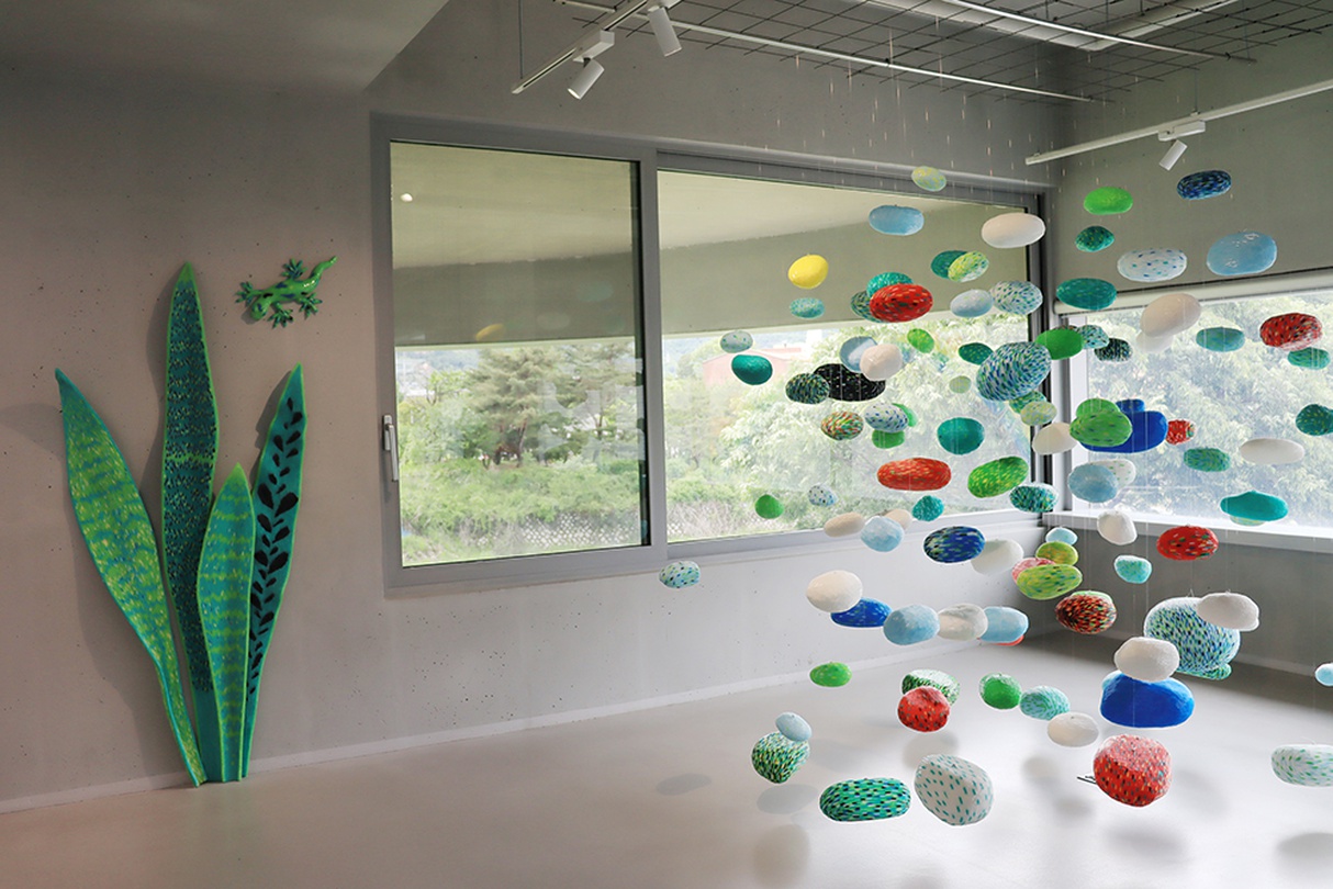 정찬부, Come into Bloom, variable size, straw, mixed media, 2014-2018