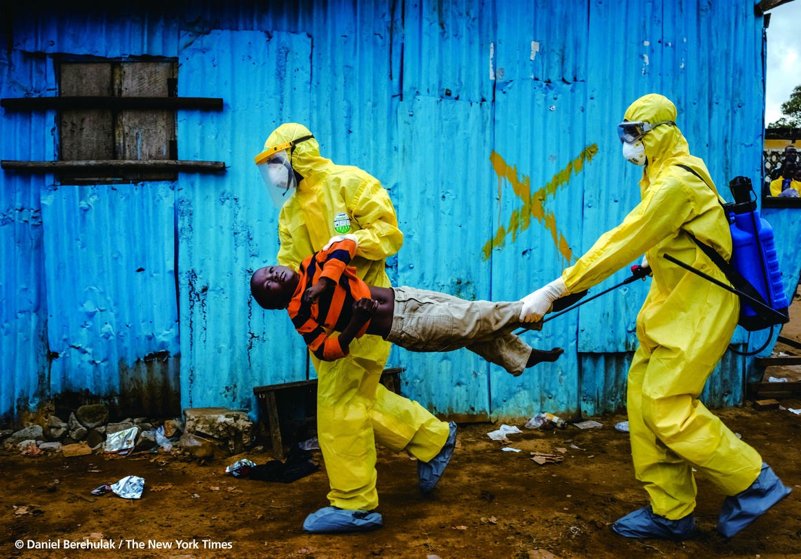 2014년 9월 5일 라이베리아, 몬로비아 JFK 에볼라 센터로 후송되는 제임스 도르보(8).