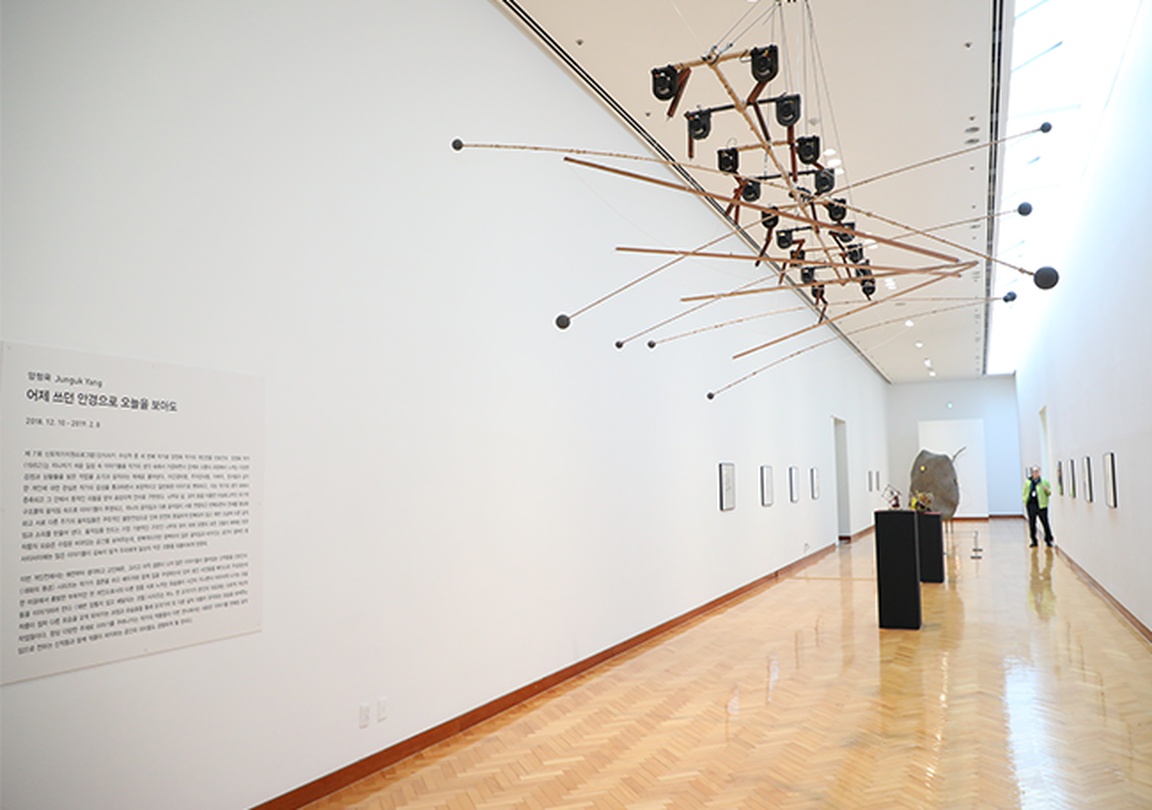 양정욱 개인전 : 어제 쓰던 안경으로 오늘을 보아도