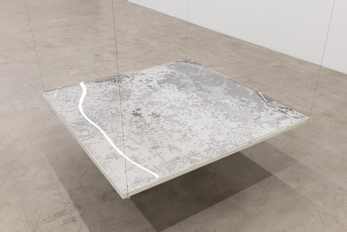 안동일, 반복되는 태도 연속되는 매일-무의식 적으로 진동하는 손, 초점을 잃은 시선-무엇을 찾기보다 무엇이 되기를 기다리는-그러나 무엇도 아닌 의미없는 행위-내일은 다른 날이 올까?-나는 이제 니가 지겹다. , 장지에 흑연, 130x130cm, 2017