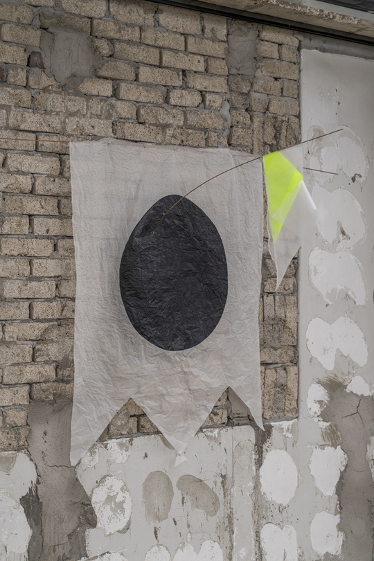 대충 그린 원_비단, 색연필, 적동선, 황동선_150x108x83cm, 가변설치_2020 ⓒThe Artist. All rights reserved.