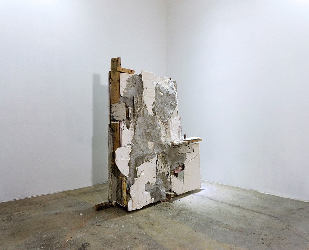 김봉수,벽1, 도자,폐목,우레탄폼,철망,시멘트,석고,아이소핑크,핸디코트,페인트, 90x40x107cm,2023