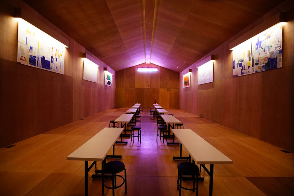 백현진_실직폐업이혼부채자살 휴게실.2017 전시전경, 국립현대미술관 서울관