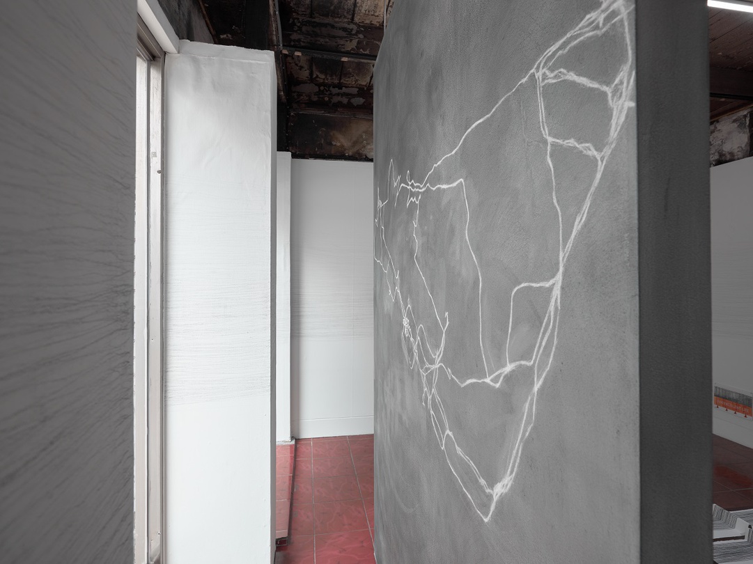 보행 지도, 2022, 벽 위에 흑연 가루