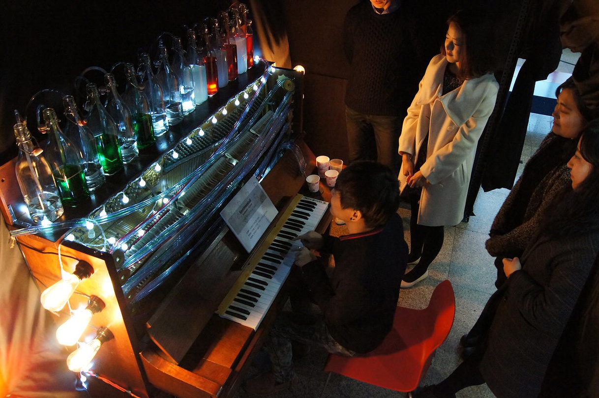 코드블루 Code Blue, 센티멘테일 Sentimential/ Piano, Hose, Pump, Arduino, Chandelier / 155*200*300 (cm) / Interactive Sound Art, 2015