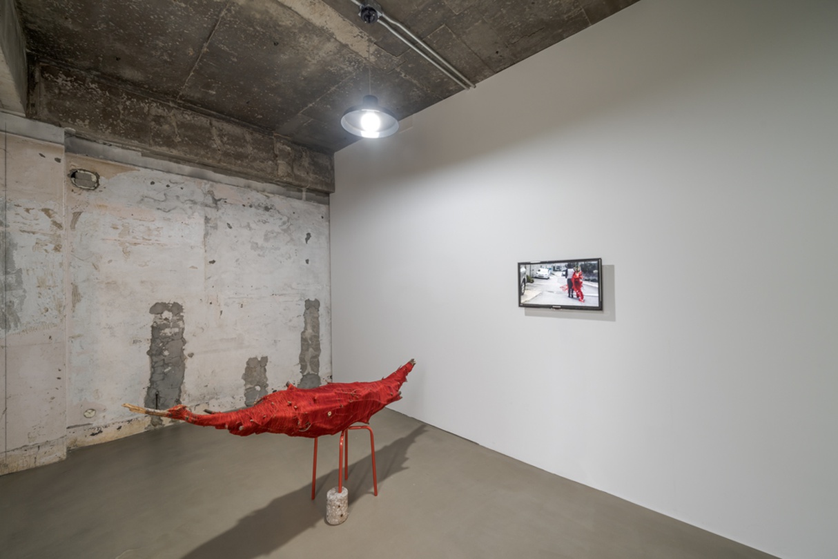 망친작업_나무가지, 실, 스툴다리, 시멘트_39x102x250cm_2020(L)/망친작업_싱글채널 영상_8분 59초_2013(R) ⓒThe Artist. All rights reserved.