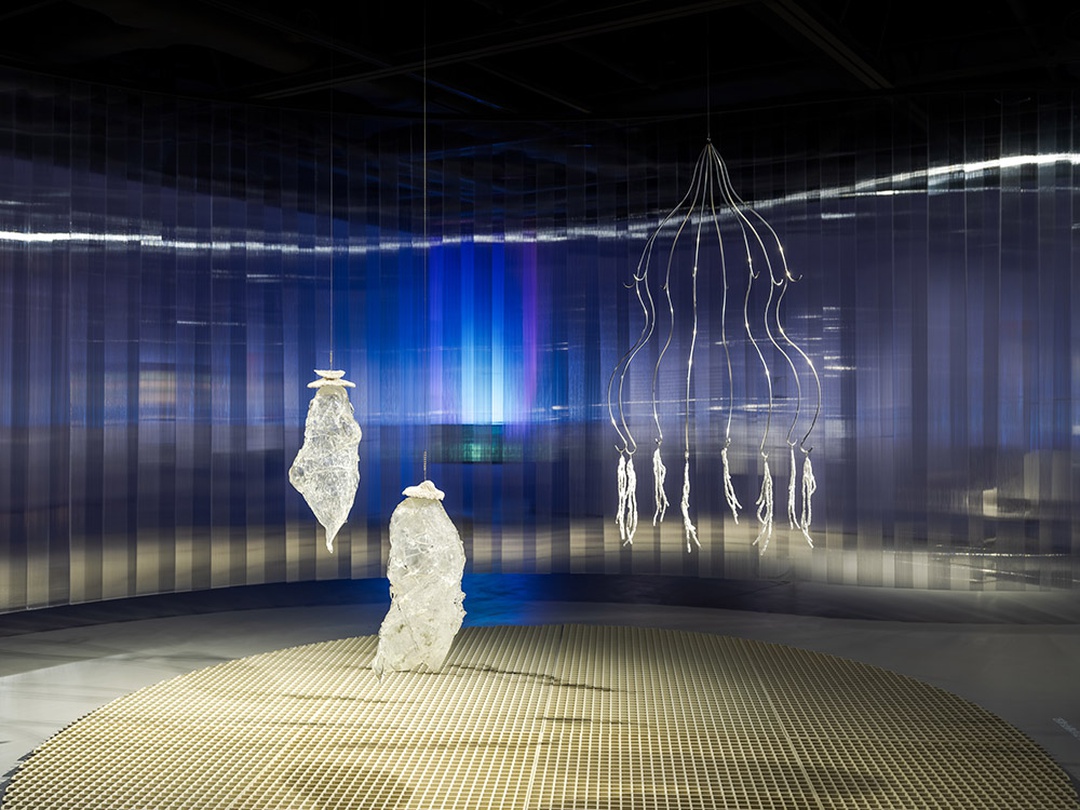 오묘초_선택받은 이질적 존재들_2023-2024_유리, 스테인레스 스틸, FRP, 석고, 플라스틱_가변설치_세화미술관 제작지원 ©세화미술관