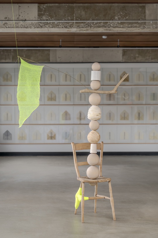 내가하는 일_나무의자, 미송, <두루마리 휴지 위에 타이핑 하기>, 실 보빈, 종이, 스테인리스 스틸 봉, 황동선, 실_44x39x175cm, 가변설치_2020 ⓒThe Artist. All rights reserved.