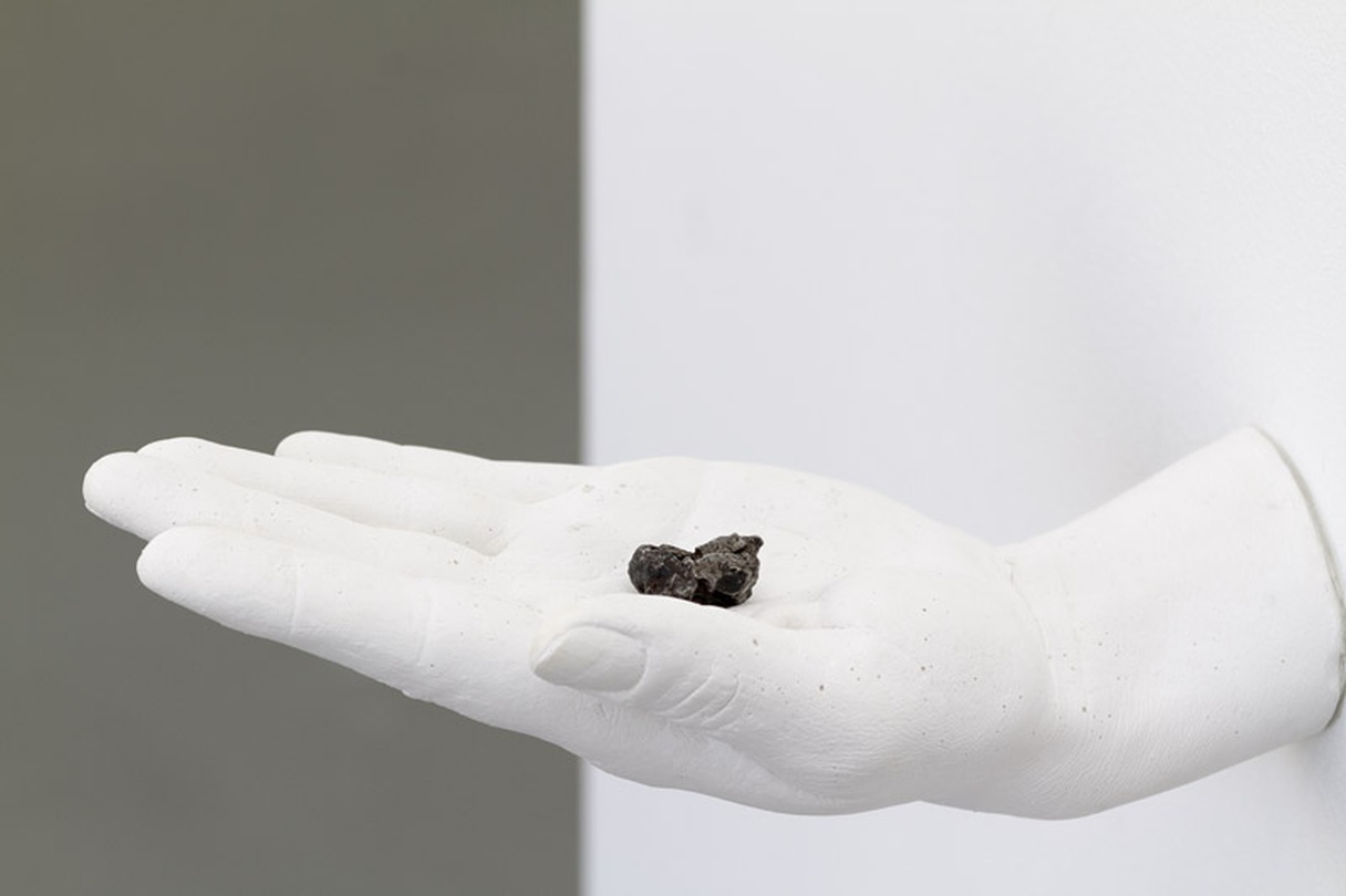 카테리나 하일 Katherina Heil 최초의 운석을 만져보는 꿈을 꾸었다 I Dreamt That I Was Holding the First Meteorite 2020 Gypsum, iron 석고, 철 20 x 11 x 5 cm