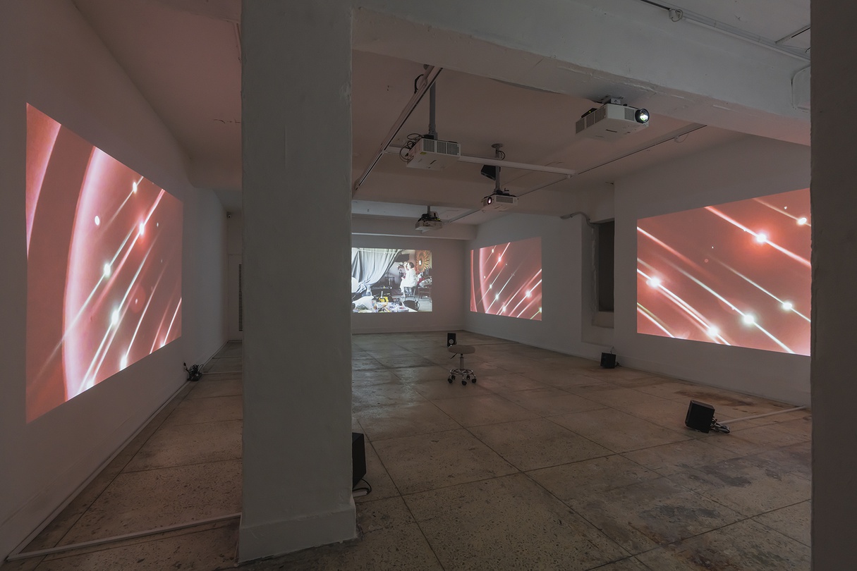 최희정, 〈오랜만에 내 그림자를 보았다〉, 2024, five-channel video(color), six-channel audio, 20 mins. 전시이미지 촬영: CJY ART STUDIO.   사운드: 정의석 / 영상기술: 구종회  / 설치: 멀티텍