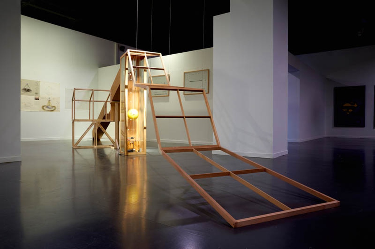 이상현 Lee Sang Hyun  ‹떠오르는 지구달› 나무, 유리, 모터, 램프, 오목거울, 볼록거울 등 1100x2100x120cm 1994 대림미술관 소장 *《떠오르는 지구달》(한림갤러리, 1994) 전시전경 *2016 부분 재제작