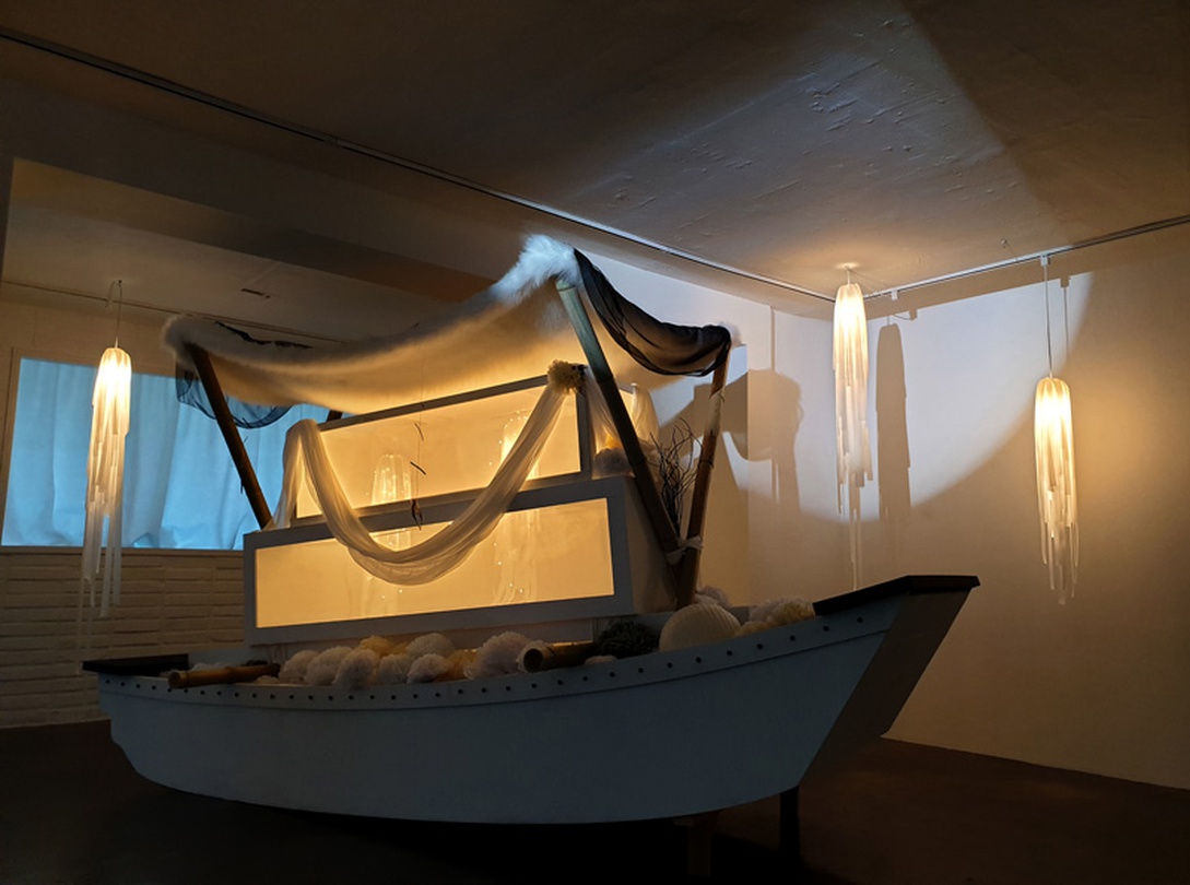 박가연_ 밤 끝을 위한 여행_ 나무, 패브릭, 페이퍼플라워, 조명, 트레팔지, 스피커_350×151×210cm_2019