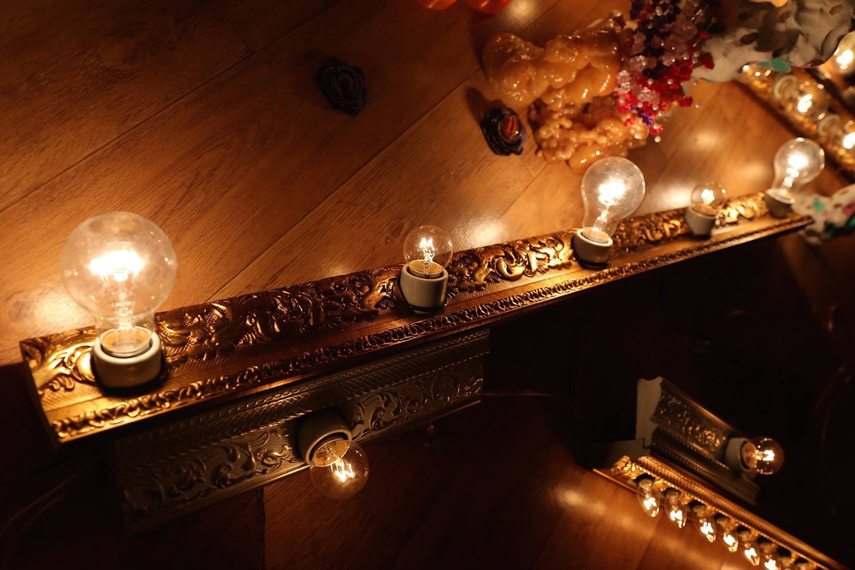 눅눅하고 가느다란 지붕 끝에서, 손바닥을 뒤집어 두 바퀴를 구르는 순간  고산홍, 혼합매체, 가변크기, 2015