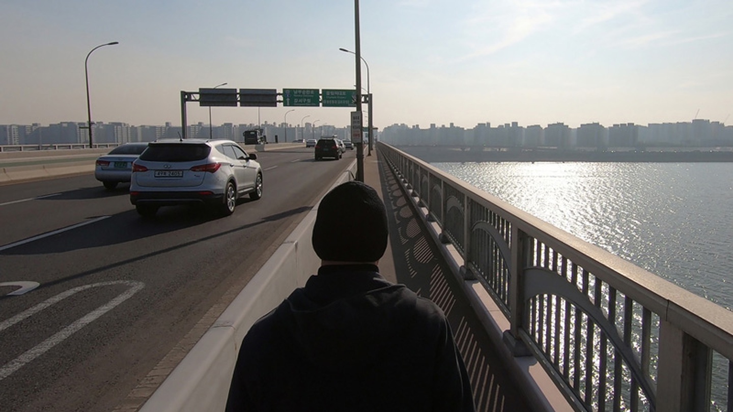 이원호, 적절할 때까지 I, 2019, 5채널 영상, 양면스크린, 아크릴, 나무, 60min