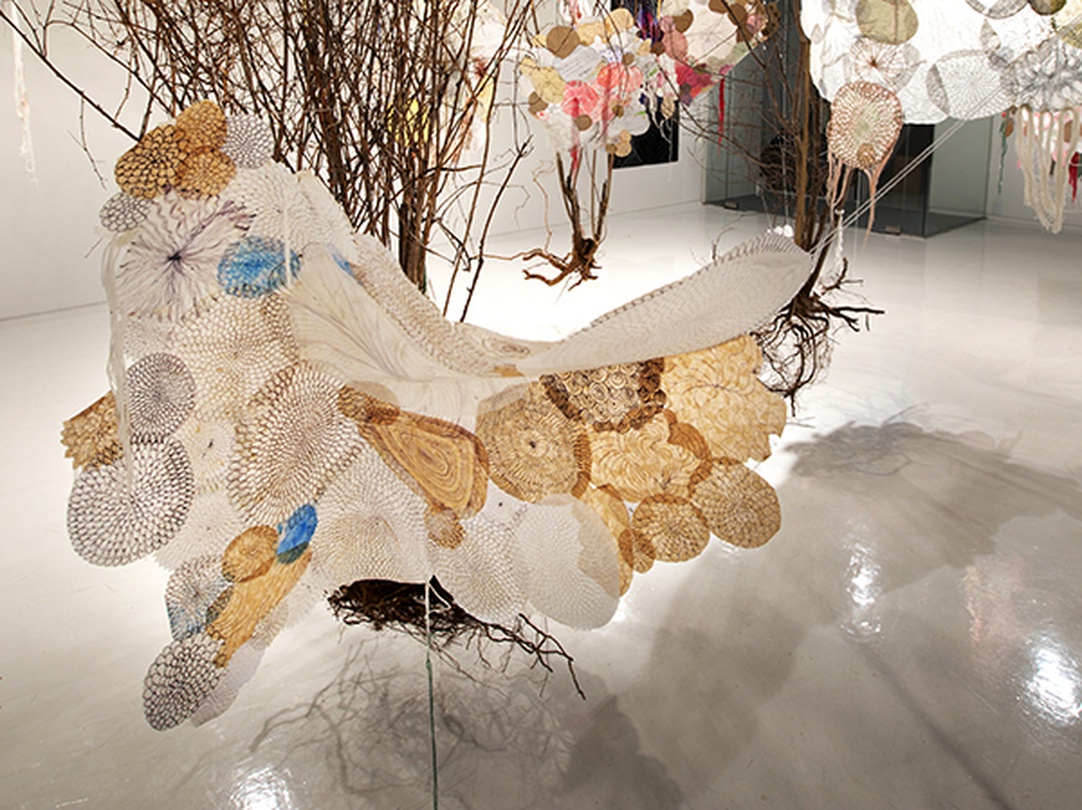 Blanket like My Skin, 죽은 나무 6그루,다양한 종류의 버려진 종이들,연필, 목탄, 콘테, 색연필, 볼펜, 페인트마카, 파스텔, 과슈, 아크릴물감, 젤미디엄, 실 가변크기 2018