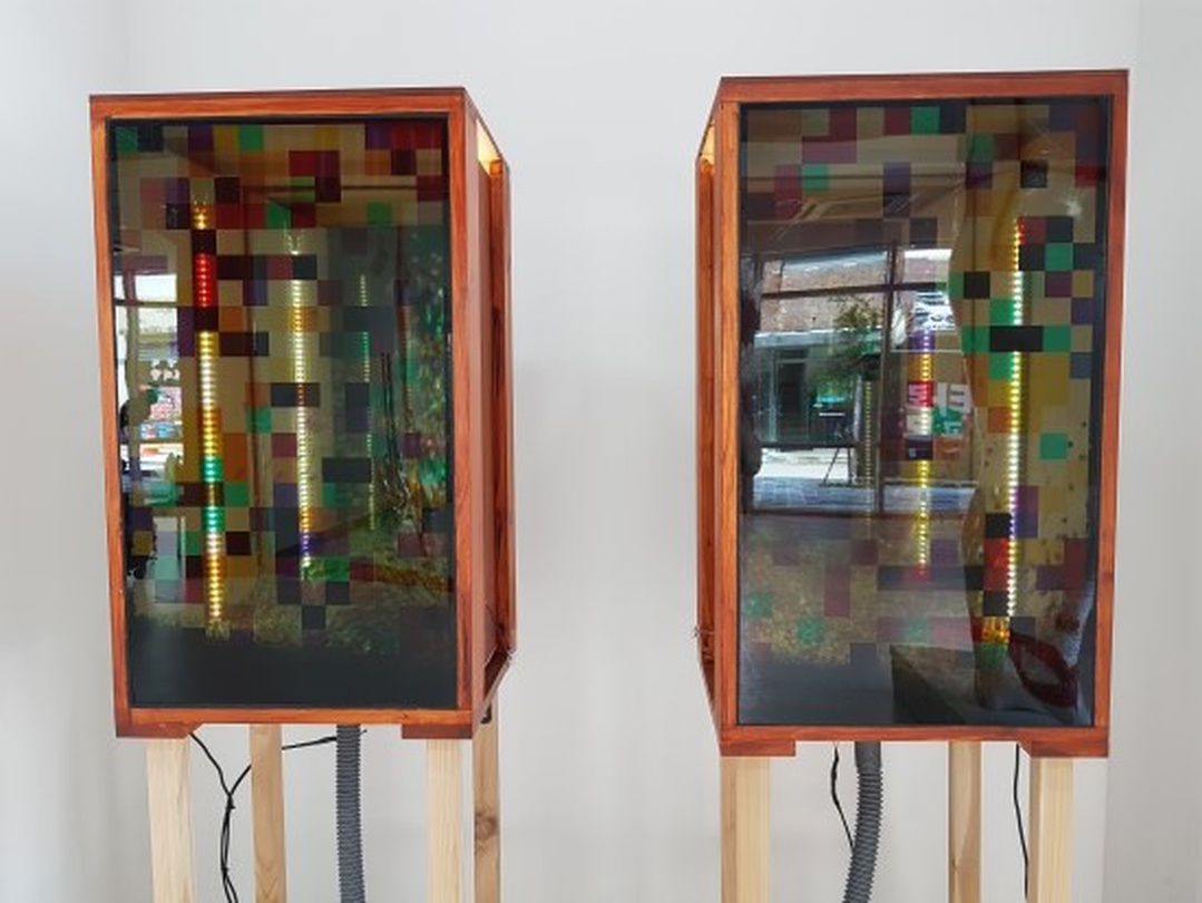 김유석 KIM Yousuk, Random Box #2, 500×550×1700mm, 투명 디스플레이, led, 송풍기, 제어기, 2017