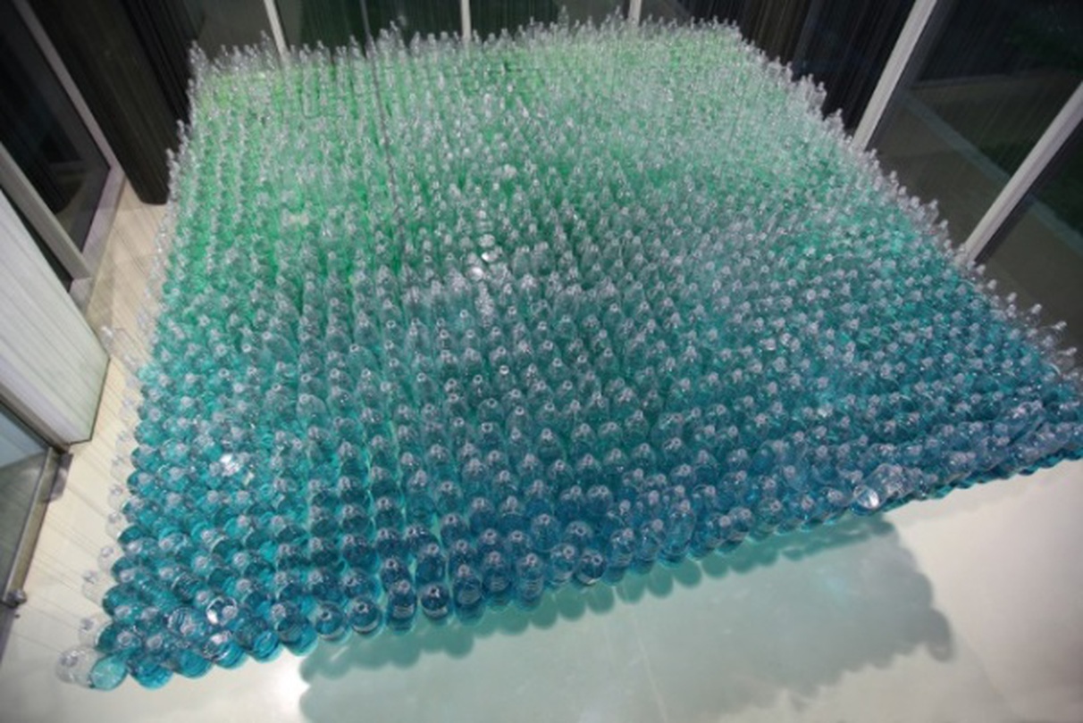 Installation View_수평(水平)-Water always find it's own level  페트병, 물 / 3.75x3.75m내외 설치/ 2015  