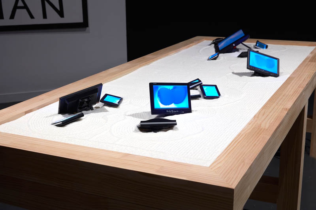 문주 Moon Joo  ‹미완의 정원› TV 모니터 15대, 나무, DVD, MSG 등 240x100x70cm 1994 *2016년 재제작