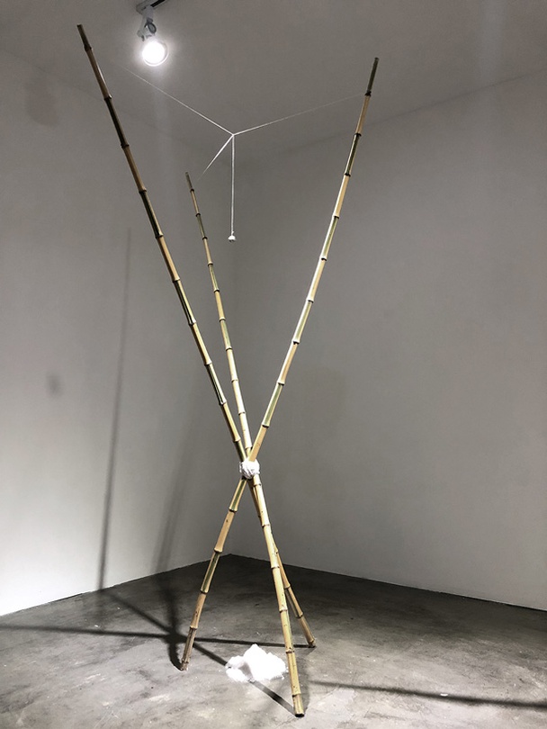 박가연_ 뱀을 낚는 시간_ 대나무, 면사, 명반_ 100×100×210cm_2019