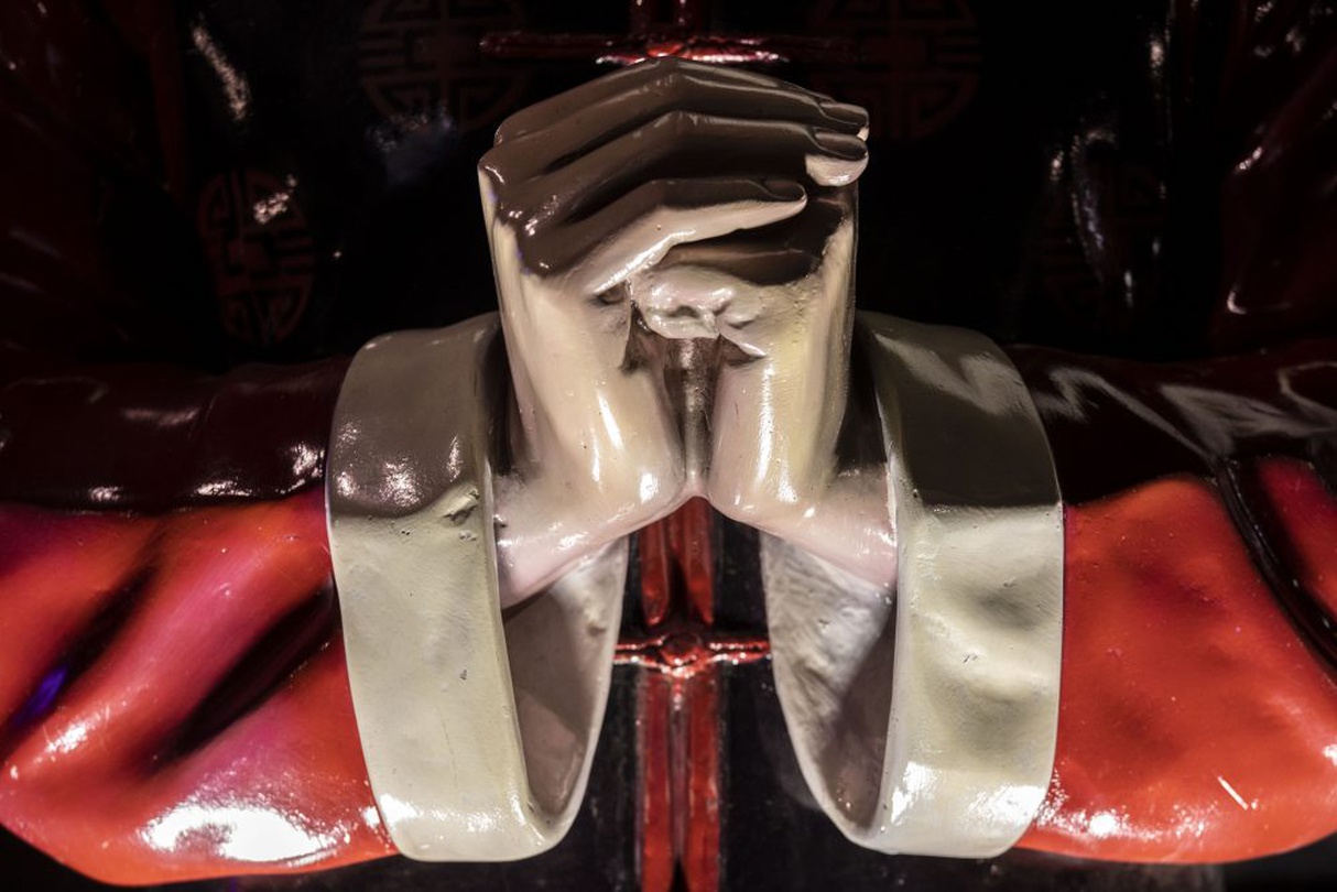 유승헌, 니하오 (Palm-and- st Salute, 拱手, 抱券之禮)_ Archival Pigment Print_50.8 cm x 76.2 cm (20"x30"), 2019