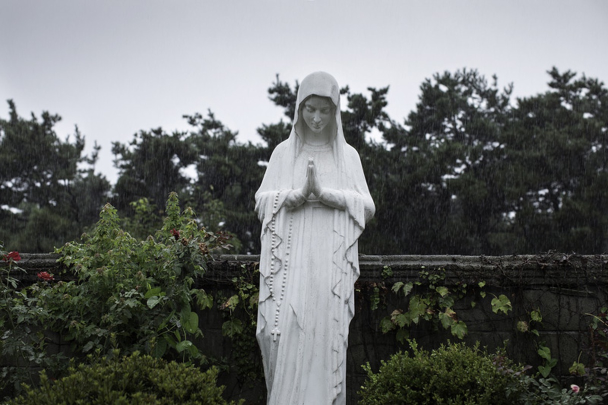 김주희_공소순례  Pigment based Inkjet on white velvet 350x400mm, 2018