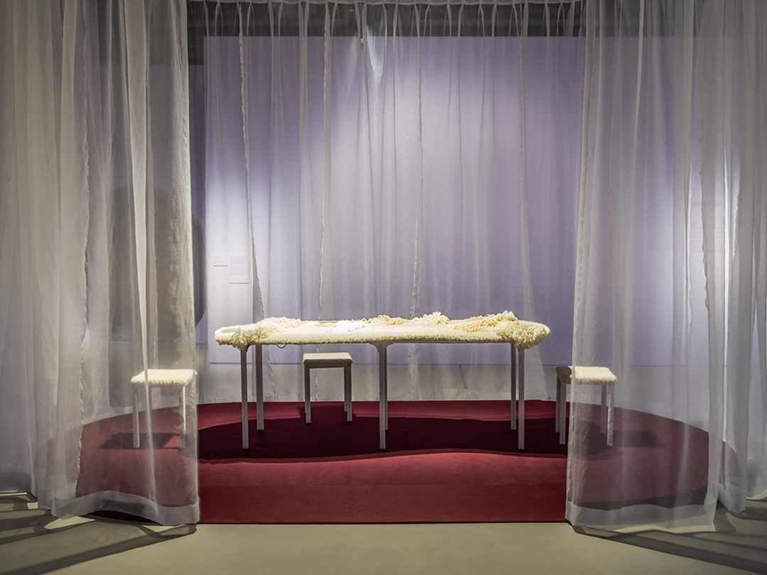 SEOM섬_드라마_2024_소리모듈, 테의블, 의자, 무대설치, 450 x 240 x 303 cm_세화미술관 제작지원 ©세화미술관