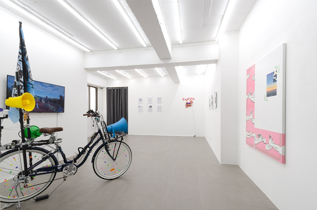 움츠린 솔나무 아래 마찰하는 물결