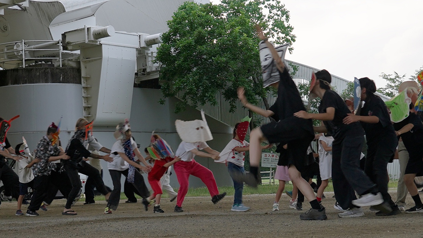 이끼바위쿠르르 ikkibawiKrr, 〈문 열어주소〉(O, Open the Door, I Pray), 2025, 단채널 비디오, 컬러, 사운드, 5분 30초.