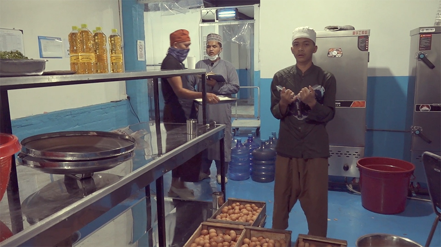 Jatiwangi art Factory (JaF), 〈황금시대를 위한 황금 계란〉(Golden Egg for The Golden Age), 2025, 단채널 비디오, 컬러, 사운드, 테이블, 의자, 17분 6초.