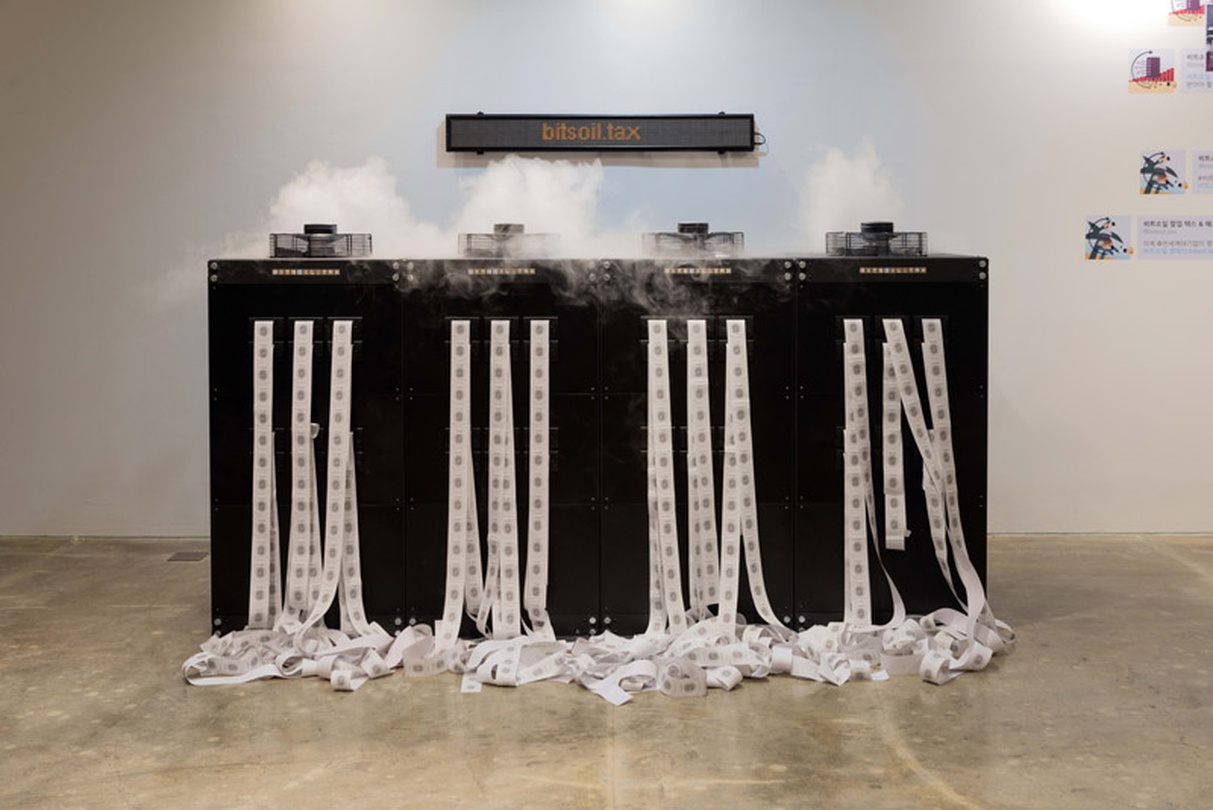 라빗시스터즈 LarbitsSisters Bitsoil.tax/campaign 2017 인터넷 기반 설치 244 x 133 x 85cm ©SongEun Art and Cultural Foundation and the Artist. All rights reserved