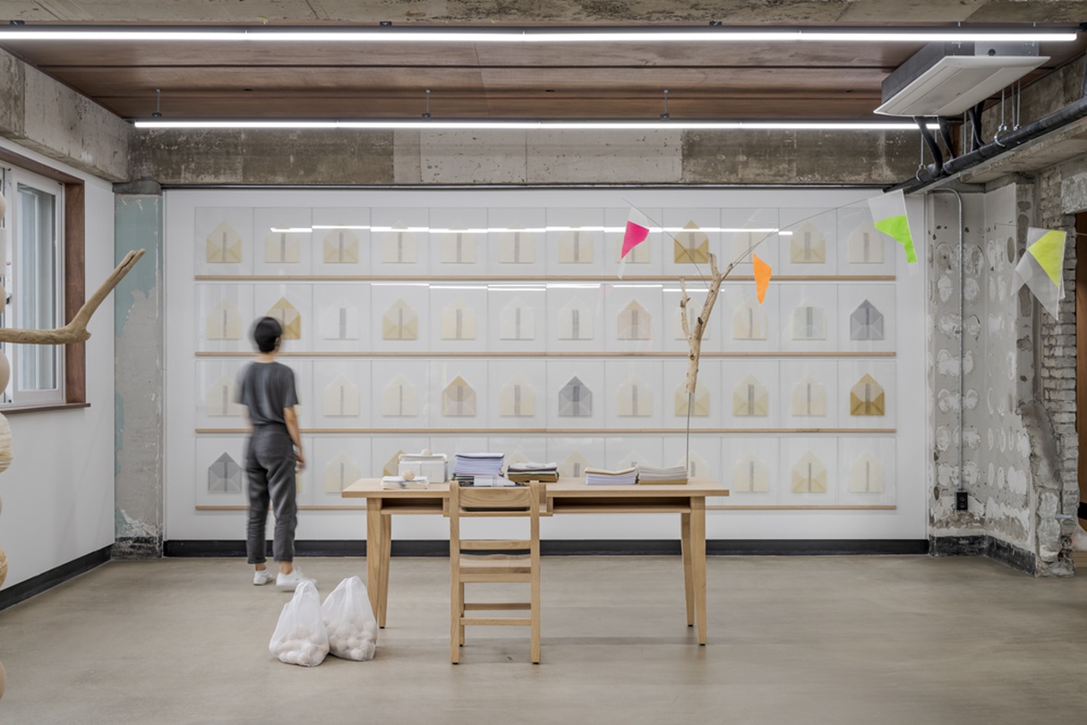 편지-인생작업_오크목, 타자기, 종이, 스테인리스 스틸 봉, 나무가지, 적동선, 황동선, 실크, 색연필, 책상 의자_책상:180x70x75cm, 의자: 40x45x81cm, 가변설치_2019 ⓒThe Artist. All rights reserved.